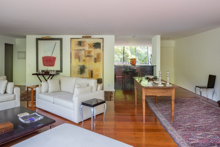 Apartamento de 210 m² reúne peças de design e obras de arte