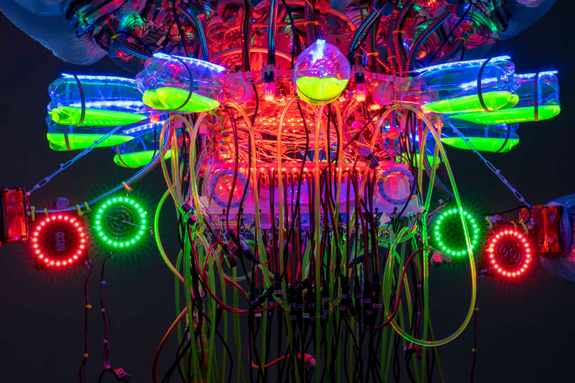 Resíduos plásticos são transformados em criaturas robóticas