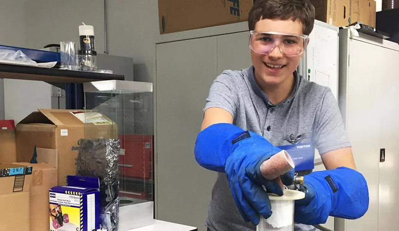 Jovem vence feira de ciências do Google por remover microplásticos do mar