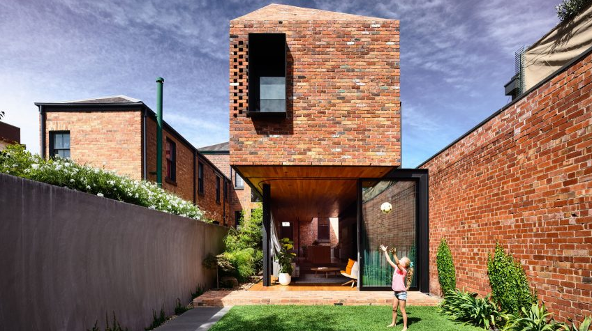 Casa vitoriana em Melbourne recebe extensão de vidro e tijolinhos