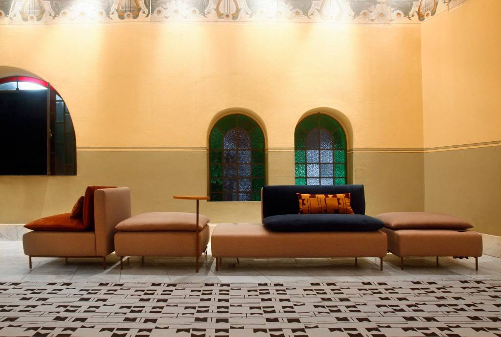 O Sof&aacute; Plano, criado pela designer Sandra Arruda, passou por um processo de matura&ccedil;&atilde;o desde a cria&ccedil;&atilde;o do seu design. Em 2010, foi concebido como uma pe&ccedil;a &uacute;nica abordando o conceito de "pillow" - almofadas finais e male&aacute;veis para assento e encosto. Agora em 2019, virou uma linha composta por 18 m&oacute;dulos de diferentes com mudan&ccedil;as de medidas e fun&ccedil;&otilde;es. A tomada USB est&aacute; presente no modelo.