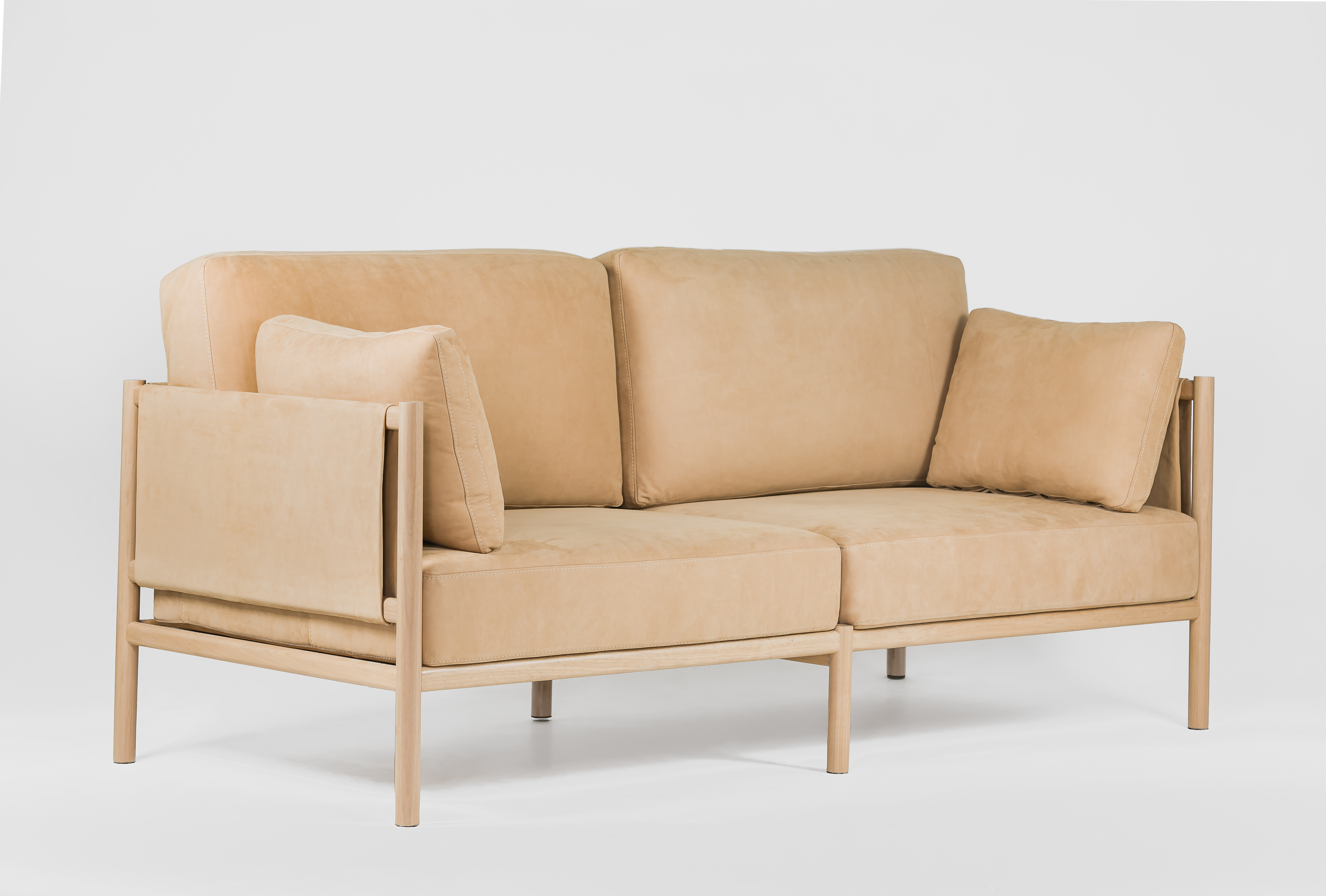 Lan&ccedil;ado na MADE, o sof&aacute; Valle integra a cole&ccedil;&atilde;o Roda-Viva da designer Stephanie Andrade. A pe&ccedil;a &eacute; composta por madeira tauari e camur&ccedil;a, al&eacute;m do sof&aacute; a cole&ccedil;&atilde;o tamb&eacute;m tem tr&ecirc;s banquetas, um banquinho e um banco.