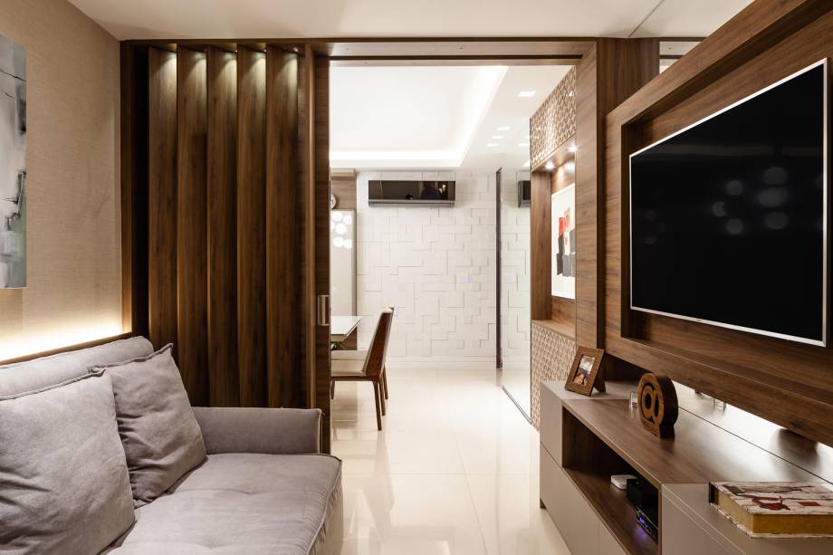 O tom do fendi e madeira foi mantido nos demais cômodos de área de convívio, buscando uma integração e interação entre esses espaços, uma vez que eles "conversam" entre si, pois quando as portas painéis estão abertas, eles se transformam em um ambiente quase único. O tom do fendi e madeira foi mantido nos demais cômodos de área de convívio, buscando uma integração e interação entre esses espaços, uma vez que eles "conversam" entre si, pois quando as portas painéis estão abertas, eles se transformam em um ambiente quase único.