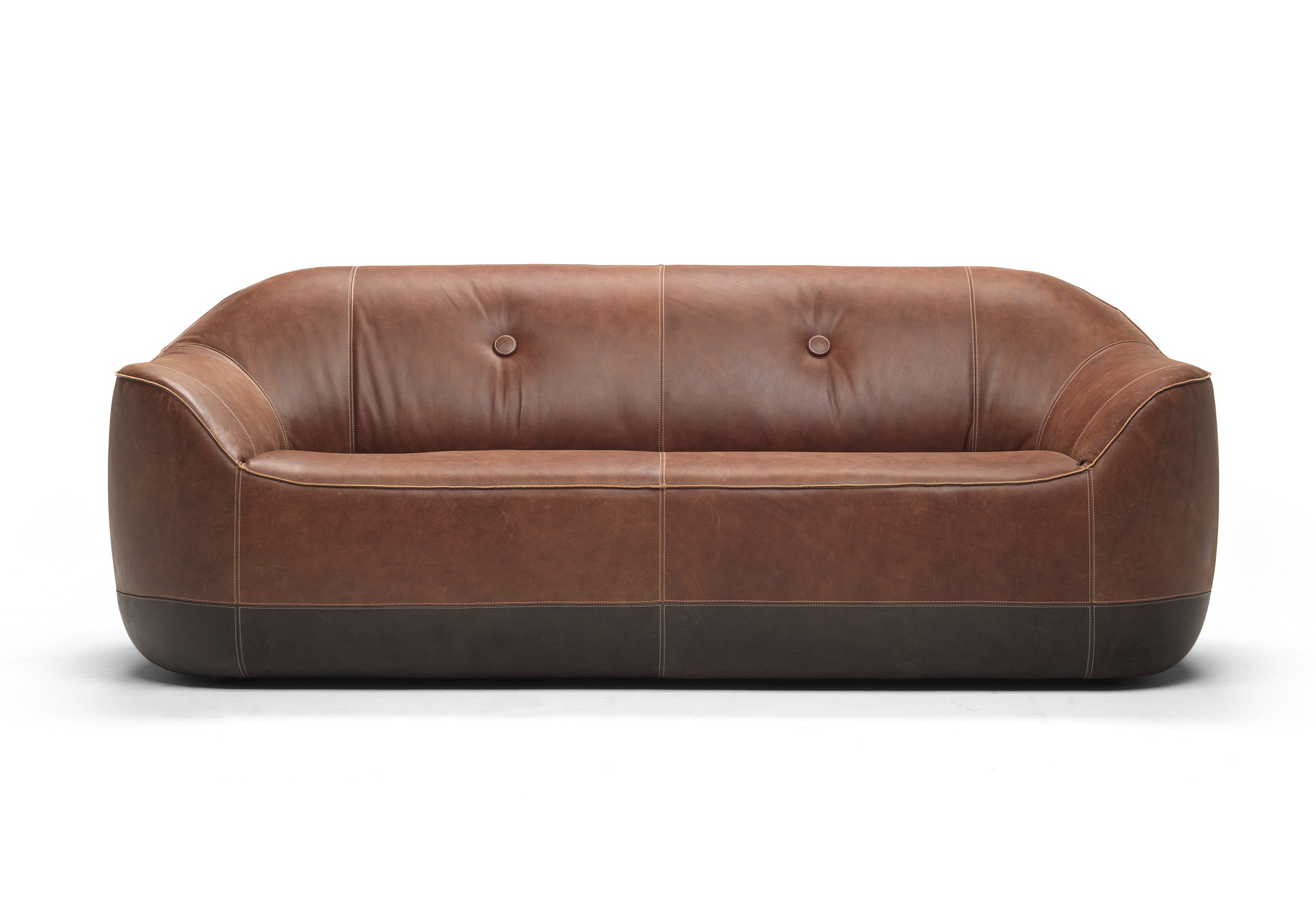O designer holand&ecirc;s Marcel Wanders assina o sof&aacute; Furrow, lan&ccedil;amento da cole&ccedil;&atilde;o Agronomist da Natuzzi. A pe&ccedil;a, assim como toda a linha, &eacute; inspirada na geografia e na paisagem de Puglia, regi&atilde;o italiana onde a marca foi fundada. O modelo &eacute; arredondado, encapsulado como uma concha, coberto de couro marrom-avermelhado e terminado em costura de lombada; faz alus&atilde;o ao marrom quente da terra rec&eacute;m-cultivada.