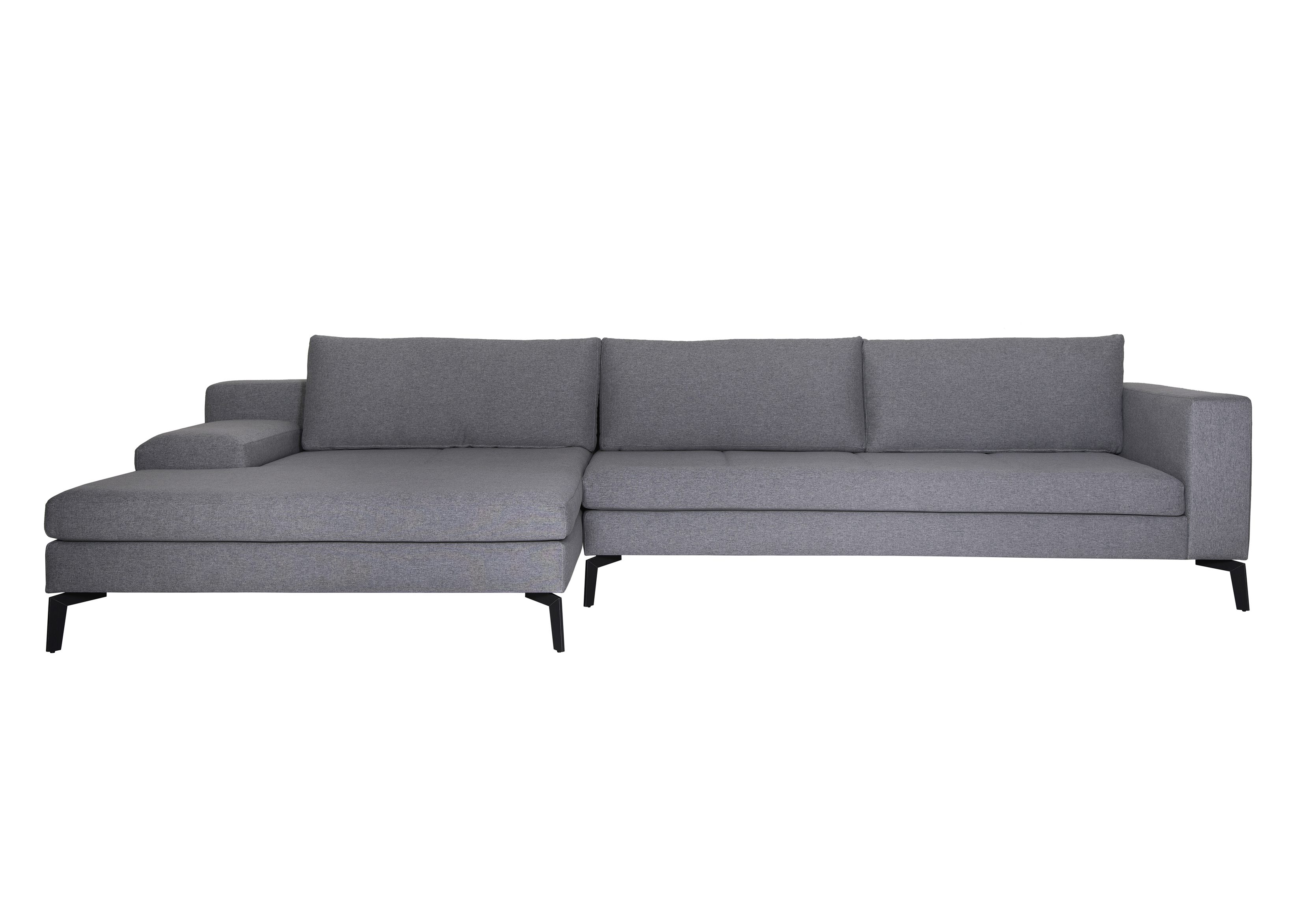 O sof&aacute; Milan da Claridge House tem chaise, tecido de algod&atilde;o cinza, estrutura de metal revestida em l&acirc;mina (medidas: 3,33 x 0,84 x 0,93 m). O produto &eacute; comercializado por R$ 13.718.