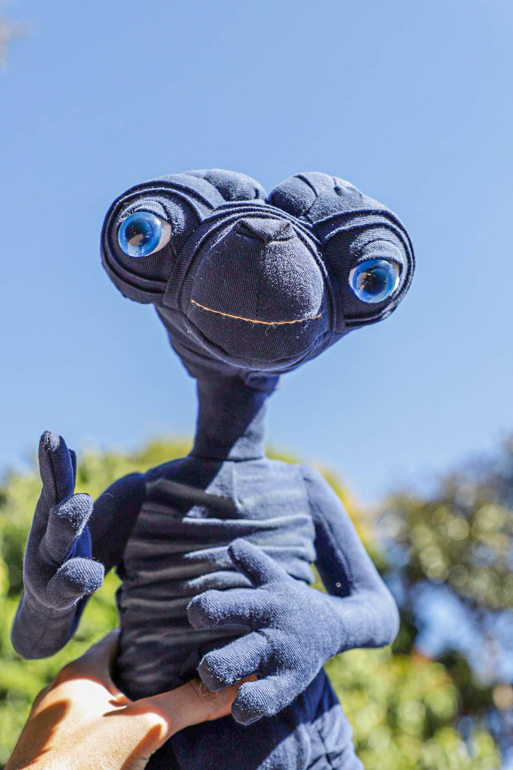 ONG apresenta boneco artesanal do E.T. durante a MADE 2019