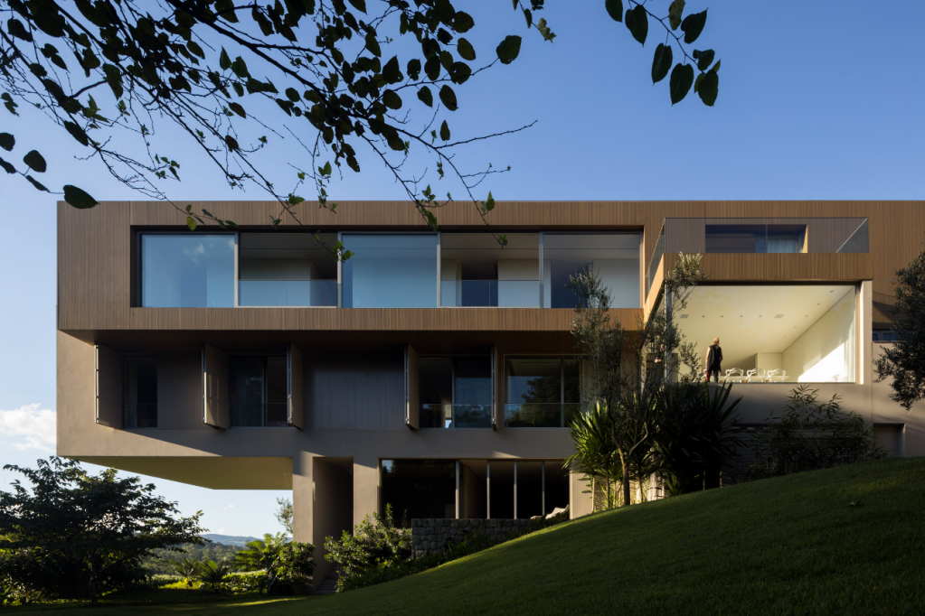 3-casa-em-sao-paulo-tem-no-teto-piscina-cantilever-e-campo-de-golfe