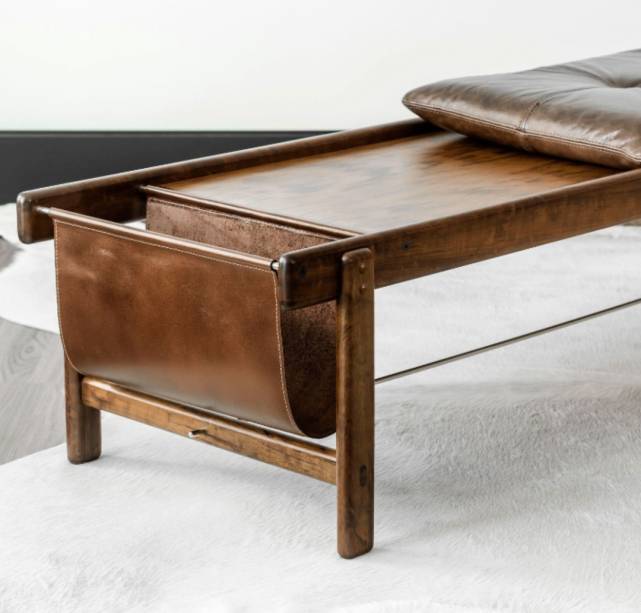 Couro e madeira dão forma ao banco Marina, assinado por Lucas Bond para a Decormade. A peça dinâmica tem almofada solta e, por isso, pode ser transformada em mesa de centro ou apoio para os pés. A marca curitibana renova sua participação no Studio High.
