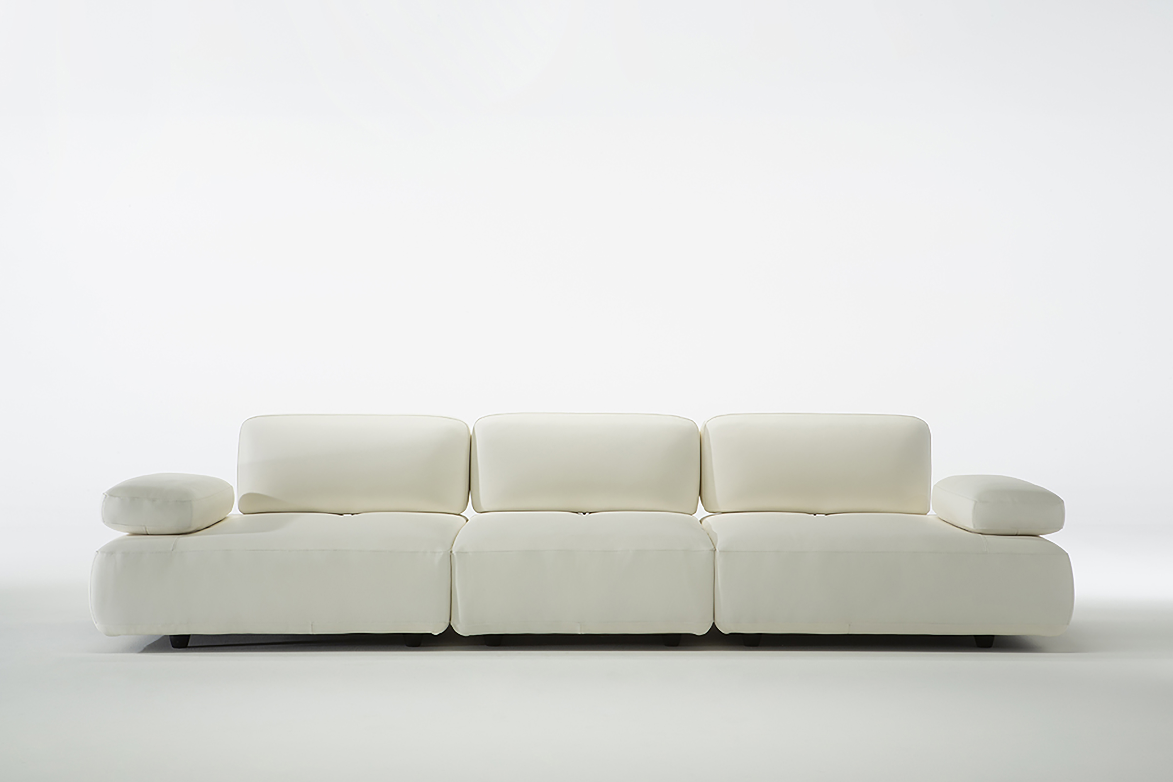 O Sof&aacute; Immenso leva assinatura da Lattoog Design. O modelo lan&ccedil;amento da Natuzzi Editions faz parte da cole&ccedil;&atilde;o Ginga, uma parceria in&eacute;dita com designers brasileiros concebida em pe&ccedil;as exclusivas que s&atilde;o uma homenagem ao design autoral.