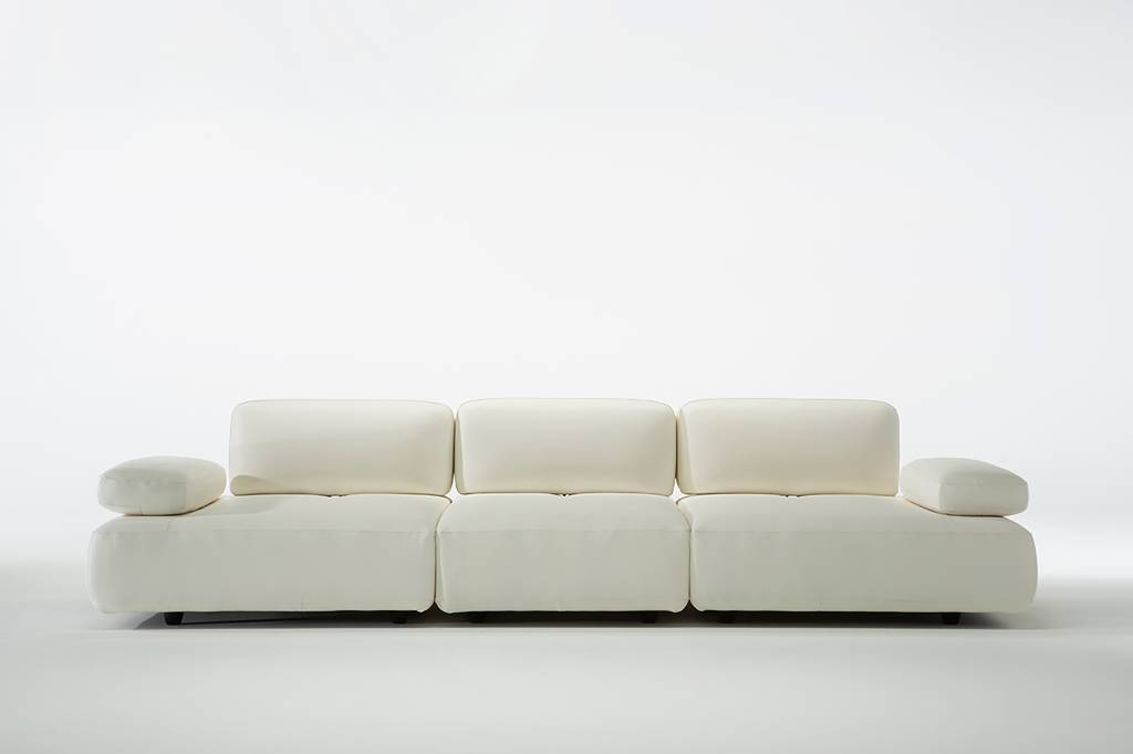 O Sof&aacute; Immenso leva assinatura da Lattoog Design. O modelo lan&ccedil;amento da Natuzzi Editions faz parte da cole&ccedil;&atilde;o Ginga, uma parceria in&eacute;dita com designers brasileiros concebida em pe&ccedil;as exclusivas que s&atilde;o uma homenagem ao design autoral.