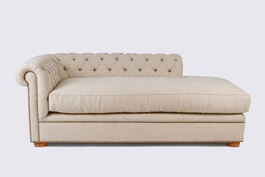 Lançamento da Mariutti Casa, o sofá Chesterfield é revestido em juta e tem encosto em capitonê. A peça, que apresenta estrutura em madeira e estofamento em pluma,  é comercializado por R$ 16.850,00.