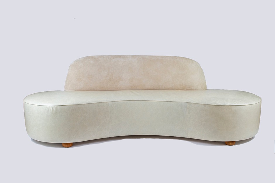 O sof&aacute; Ameba tem design assinado por Adriano Mariutti. O modelo apresenta estrutura em madeira e estofado interno em pluma e espuma, o revestimento &eacute; em camur&ccedil;a e couro na cor off-white. A pe&ccedil;a &eacute; comercializada pela Mariutti Casa a R$ 26.260,00.