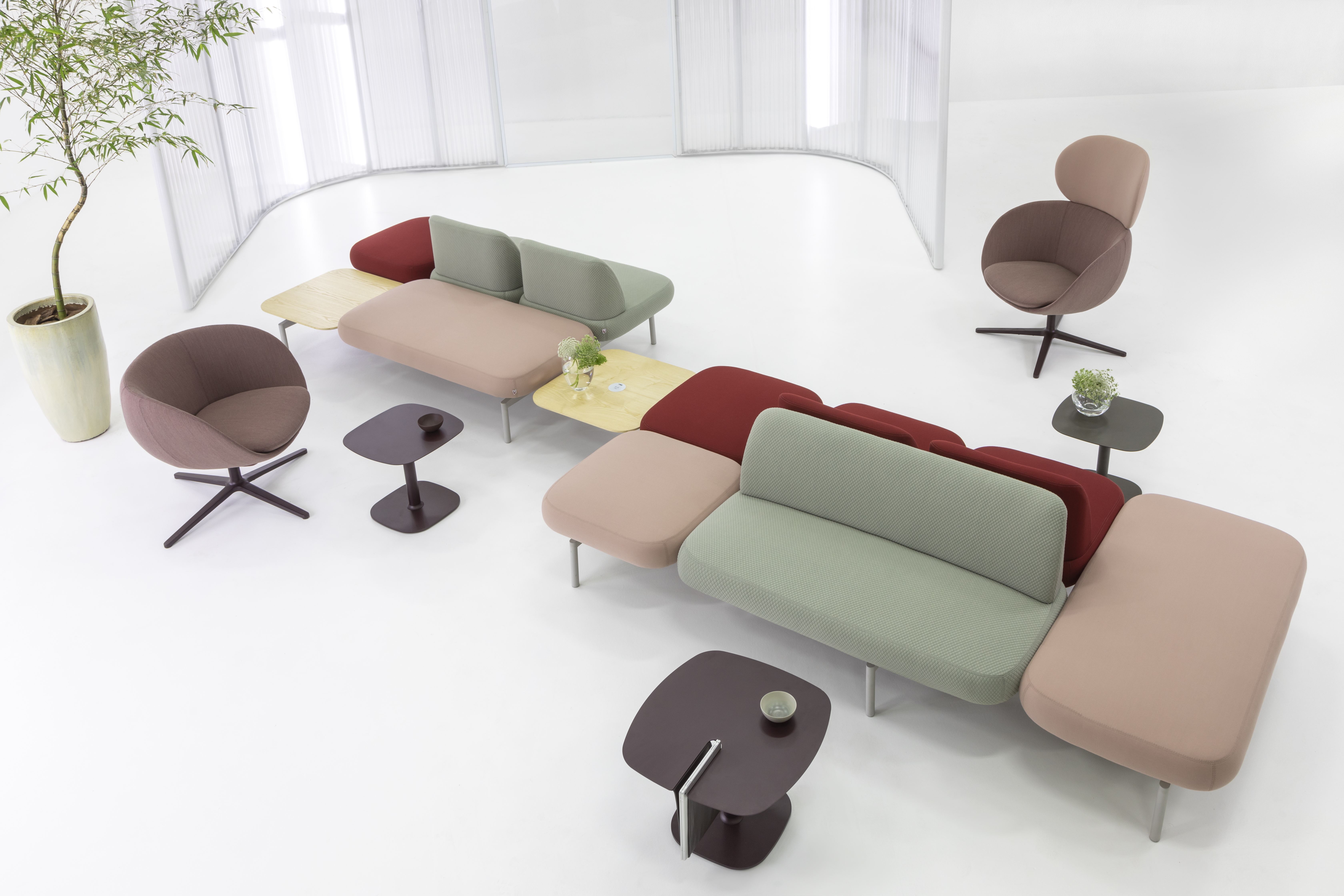 Lan&ccedil;ado durante a High Design, o Jelly &eacute; um elaborado conjunto de assentos modulares e mesas idealizado para um ambiente colaborativo em completa harmonia. Criado por Ricardo Bello Dias, arquiteto e curador da F.WAY, o modelo apresenta formas l&uacute;dicas e arredondadas que se complementam em uma linguagem de design &uacute;nica. Os assentos podem ser configurados em curvas ou retas sob medida para compor os mais variados projetos.