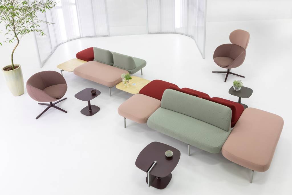 Lan&ccedil;ado durante a High Design, o Jelly &eacute; um elaborado conjunto de assentos modulares e mesas idealizado para um ambiente colaborativo em completa harmonia. Criado por Ricardo Bello Dias, arquiteto e curador da F.WAY, o modelo apresenta formas l&uacute;dicas e arredondadas que se complementam em uma linguagem de design &uacute;nica. Os assentos podem ser configurados em curvas ou retas sob medida para compor os mais variados projetos.