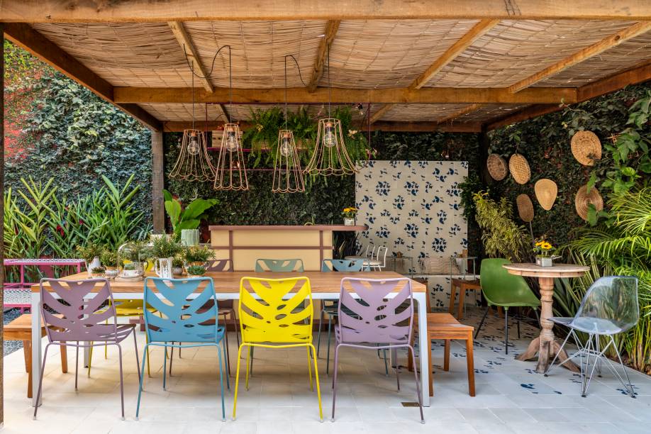 Bistrô no Quintal - Francine Jubran Interiores. O estilo fresh e levemente praiano domina o espaço de 25 m². O natural impera na decoração, seja nos elementos em palha, no ladrilho hidráulico com estampa de libélulas - design da própria arquiteta, utilizado no piso e na parede -, ou no verde das trepadeiras originais e do paisagismo feito pelo Ciclo Natural. Destaque para as cadeiras em formato de folhagem, assinadas por Fernando Jaeger, que circundam a mesa coletiva de madeira maciça junto com peças vintages garimpadas por Francine.