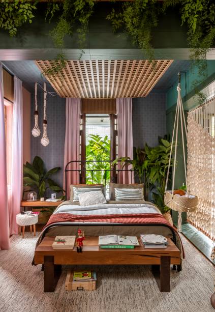Loft do Casal & filhos - Beatriz Quinelato, do BQ Arquitetura, e Beterraba. Incorporando a estética Urban Jungle, este ambiente investe nas plantas e no clima de floresta junto com elementos contemporâneos e industriais. Todo em verde e rosa, o quarto de 25 m² acomoda bem os pais e reserva um bom espaço para os filhos. A cama de ferro é a peça principal, logo ao lado, há um bercinho em fibra natural, suspenso como um balanço.