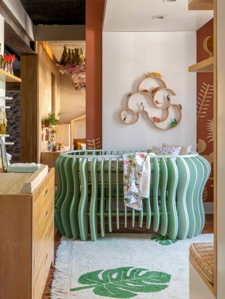 Quarto de Bebê - Ana Luiza Mazini Romero, do Codecorar Petite, Linha Bloom e Pilulito. O ambiente unissex faz alusão a um refúgio em meio a uma floresta encantada. Ao longo dos 10 m², os tons terrosos e esverdeados, assim como as peças em fibras naturais, reforçam essa estética. O berço em verde seco tem design orgânico. Todos os móveis foram pensados para acompanhar o crescimento durante a primeira infância.