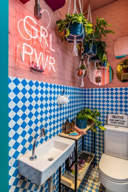 Suíte da Adolescente - Cris Passos, Kub Design e Uauá Baby. O banheiro desta jovem aposta no lúdico. Muitas plantas e uma composição com espelhos de diferentes formatos dão tom ao décor.