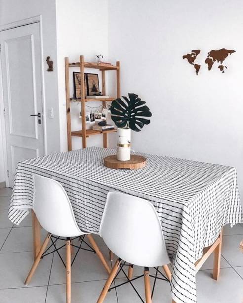 A sala de jantar do perfil @decoracaominimalista denuncia seu estilo decorativo já no username. Com tons neutros e suaves, o espaço ficou lindo.