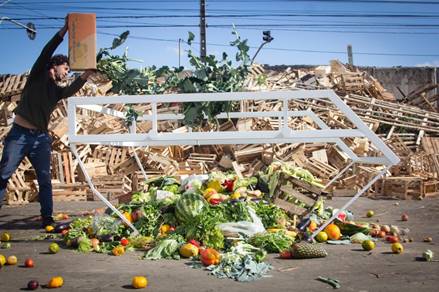 Esculturas em forma de caçambas ocupam São Paulo