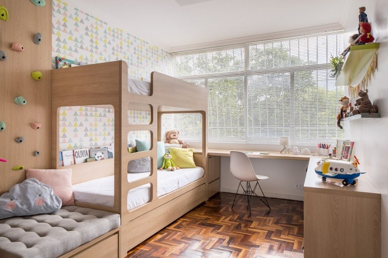 Um quarto para irmã e irmão dividirem e se divertirem