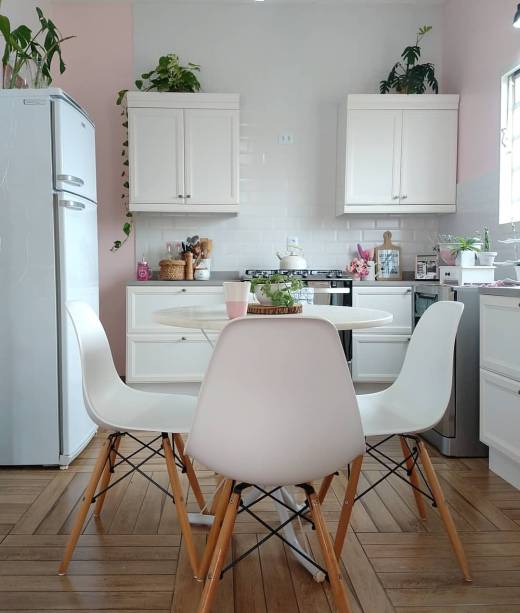 Na cozinha da @lifebynay, predominam os tons nórdicos de décor: rosa, branco e verde. Estas cores, junto aos móveis escandinavos, deixaram o espaço lindo demais, não?