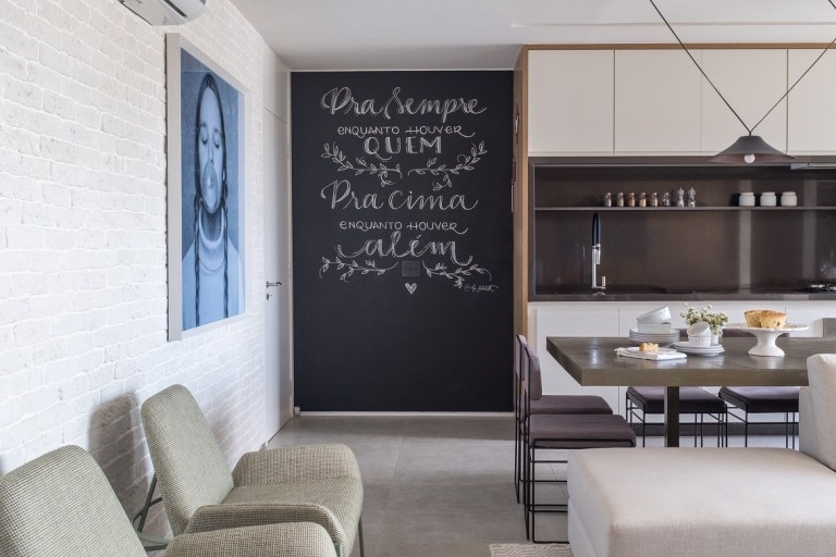 Apartamento de 70 m² tem cozinha integrada e sala com varanda