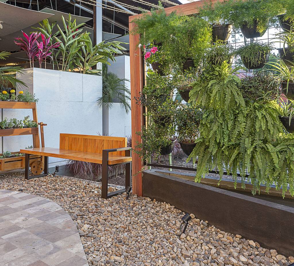 Quarto dos av&oacute;s e jardim sensorial - &Oacute;rigoN - Projetos com Significado Pessoal - Gustavo Rodrigues Ramos, Simone Saviolli e S&ocirc;nia Magna. A longevidade &eacute; valorizada no ambiente. O projeto &eacute; adaptado para os av&oacute;s conviverem com um neto com s&iacute;ndrome de Down. O paisagismo &eacute; projetado com conceito sensorial e geom&eacute;trico. A vis&atilde;o, por meio da contempla&ccedil;&atilde;o da natureza, tamb&eacute;m &eacute; valorizada.