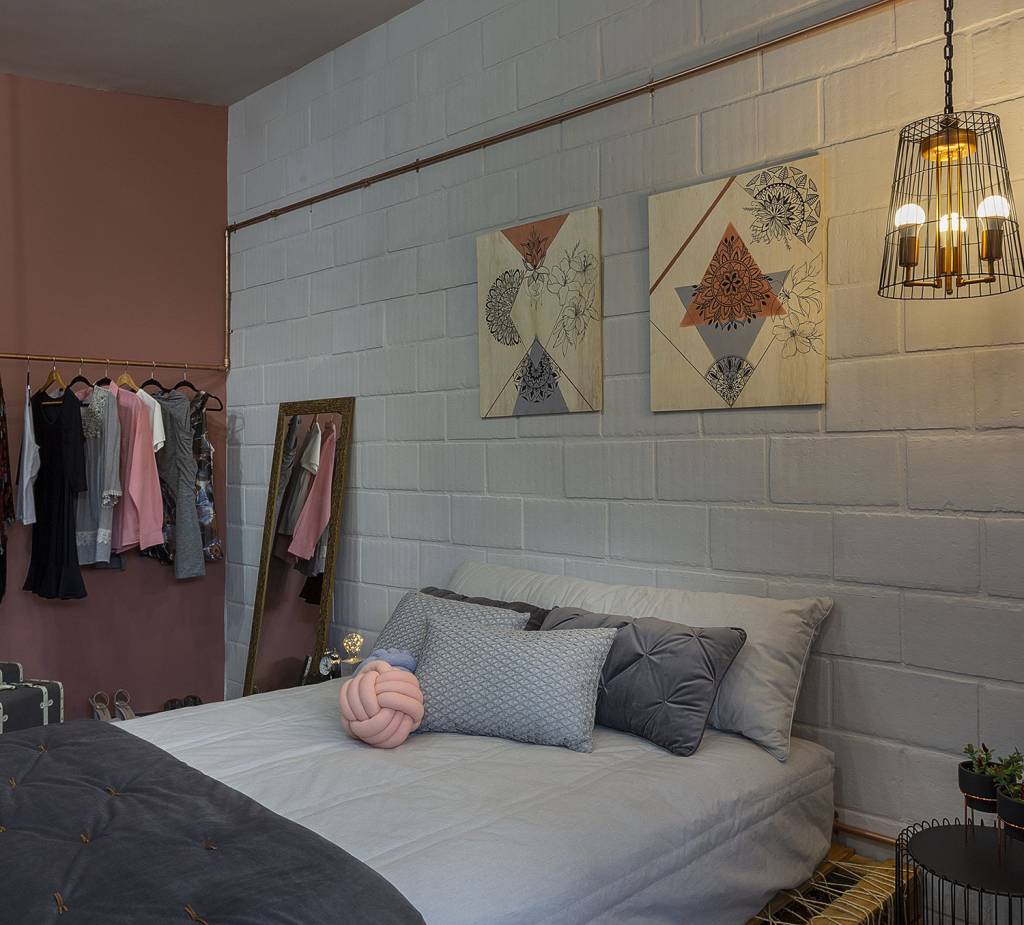 Quarto do Casal - Mayline Mendes, Silvana Gomes e Raissa Zenum. O quarto com varanda combina o estilo moderno ao industrial. A parte el&eacute;trica tem dutos de cobre aparente. Neste projeto, quase todo o entulho retirado do ambiente foi transformado em mobili&aacute;rio, como a bancada em alvenaria demolida e as prateleiras e, ard&oacute;sia, reutilizadas nos bancos externos. Lustres e lumin&aacute;rias s&atilde;o feitos a partir de latas de lixo, sem dispensar a ilumina&ccedil;&atilde;o LED.