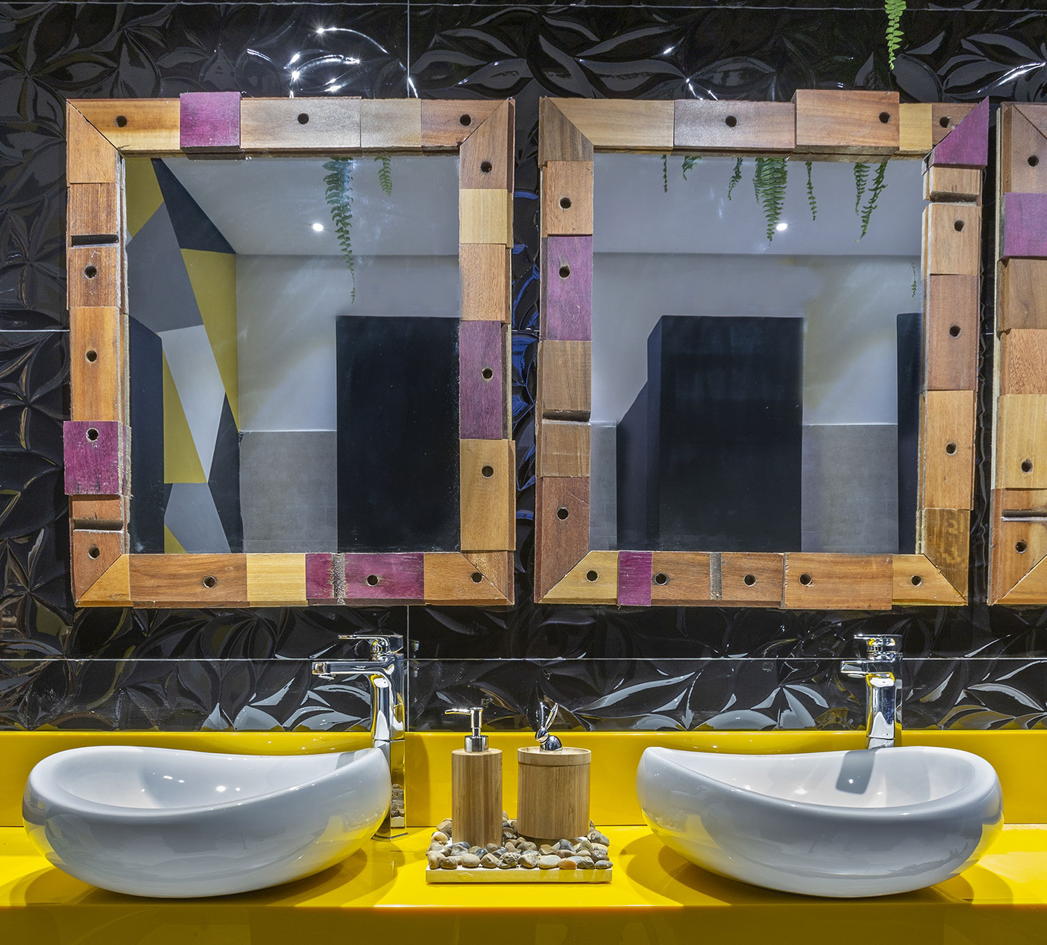 Banheiro Masculino - Fabio Barchesi Zanelatto, Arkous Arquitetura e Constru&ccedil;&atilde;o e StudioRysArquitetura e Interiores. Com sobriedade e eleg&acirc;ncia, o banheiro masculino &eacute; revitalizado. O teto foi rebaixado com drywall em pintura degrad&ecirc;, de amarelo a branco. A ilumina&ccedil;&atilde;o de LED &eacute; um dos diferenciais sustent&aacute;veis do espa&ccedil;o.