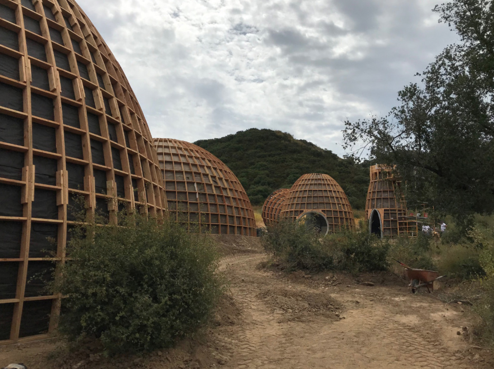 A casa caiu: cúpulas pensadas por Kanye West para sem-teto foram demolidas