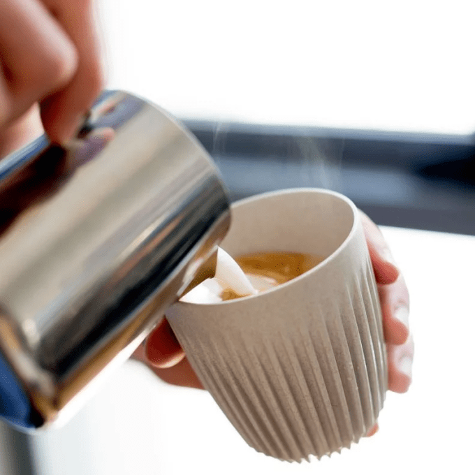 Tome café em um copo retornável feito a partir da casca do grão