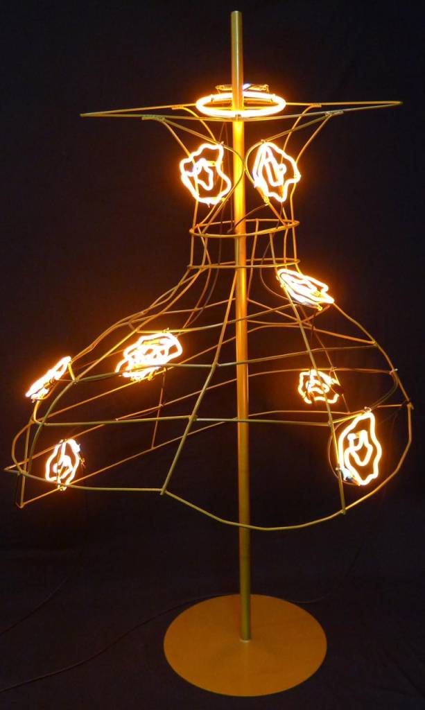 1-esculturas-em-neon-homenageiam-estilistas-na-semana-da-moda-de-milao 1-esculturas-em-neon-homenageiam-estilistas-na-semana-da-moda-de-milao