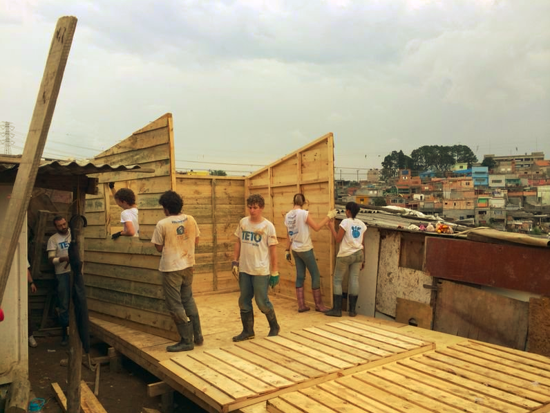 1-estudantes-ajudam-a-construir-casas-em-comunidades-de-sao-paulo