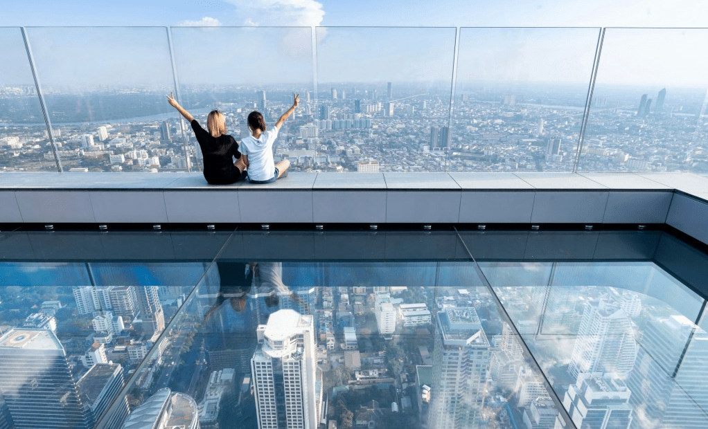 Que tal observar Bangkok sobre o piso de vidro de um prédio de 77 andares?