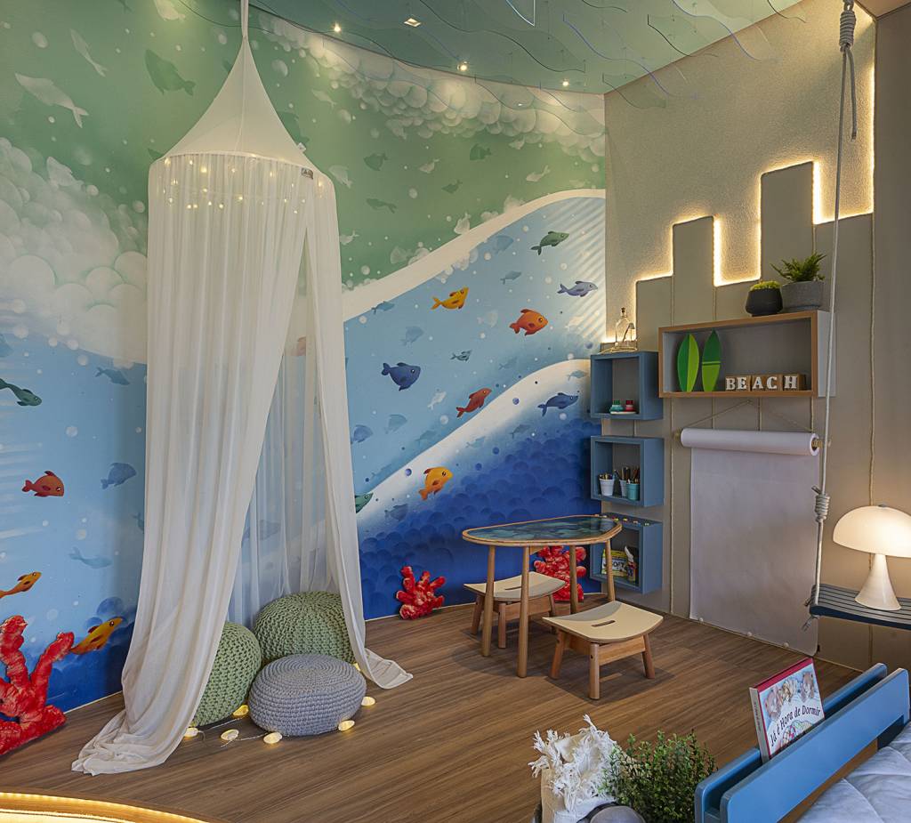 Quarto Infantil - Onda do L&eacute;o - Priscila Marinheiro. Desenvolvido para um garoto de tr&ecirc;s anos com S&iacute;ndrome de Down, o espa&ccedil;o &eacute; confort&aacute;vel e l&uacute;dico, com espa&ccedil;os para brincar, estimular a leitura e criatividade e para atividades pedag&oacute;gicas. O tema "fundo do mar" guia Priscila no projeto, que tem decora&ccedil;&atilde;o organizada inspirada no tema.