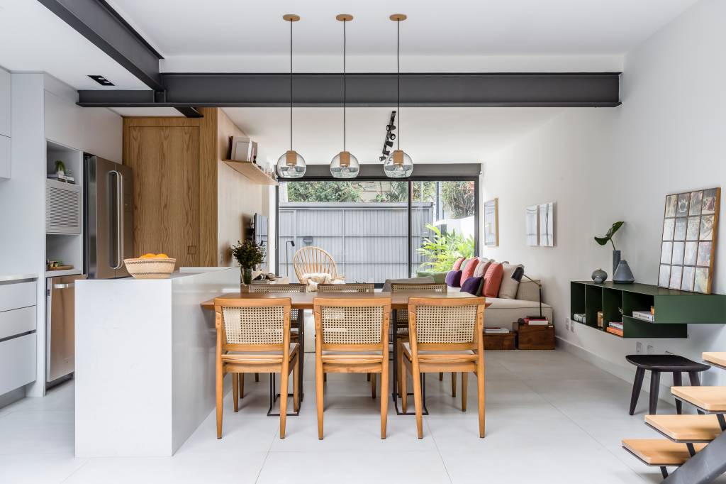 O design de interiores procurou explorar diferentes texturas, como palha, a&ccedil;o, pedra, madeira e tecidos vibrantes, a fim de contrabalan&ccedil;ar a arquitetura minimalista.
