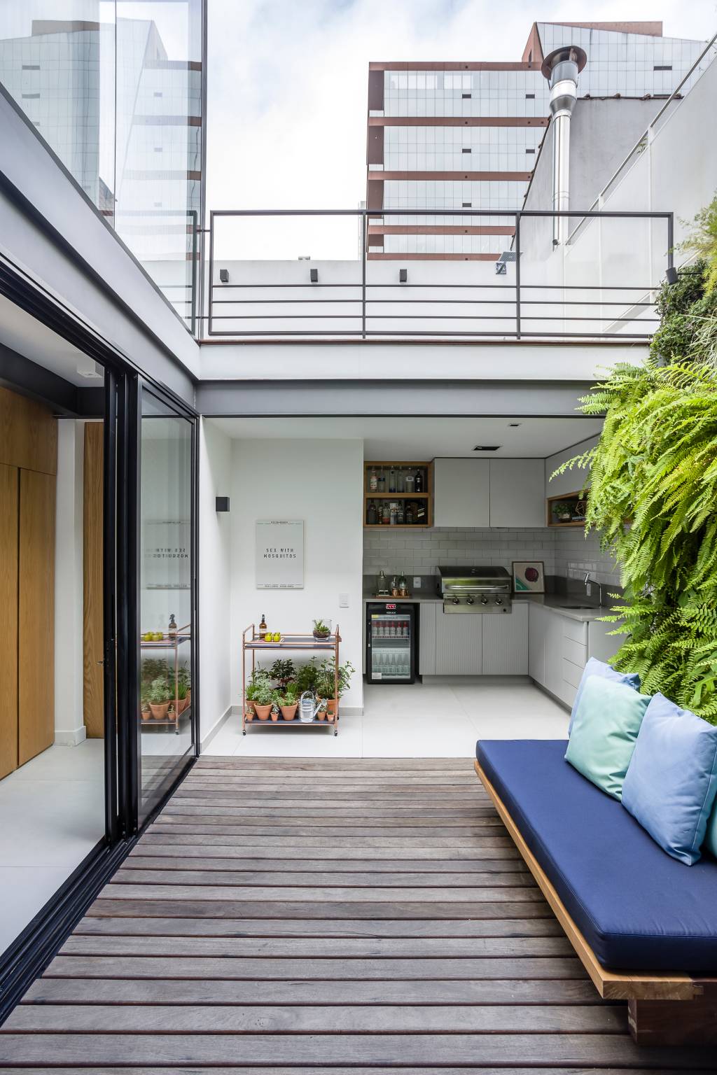 Para garantir luz ideal e boa ventila&ccedil;&atilde;o, os profissionais selecionaram grandes pain&eacute;is de vidro para serem instalados em toda parte, com o p&aacute;tio frontal e interno formando um eixo de ventila&ccedil;&atilde;o cruzada e permitindo uma troca de ar generosa.