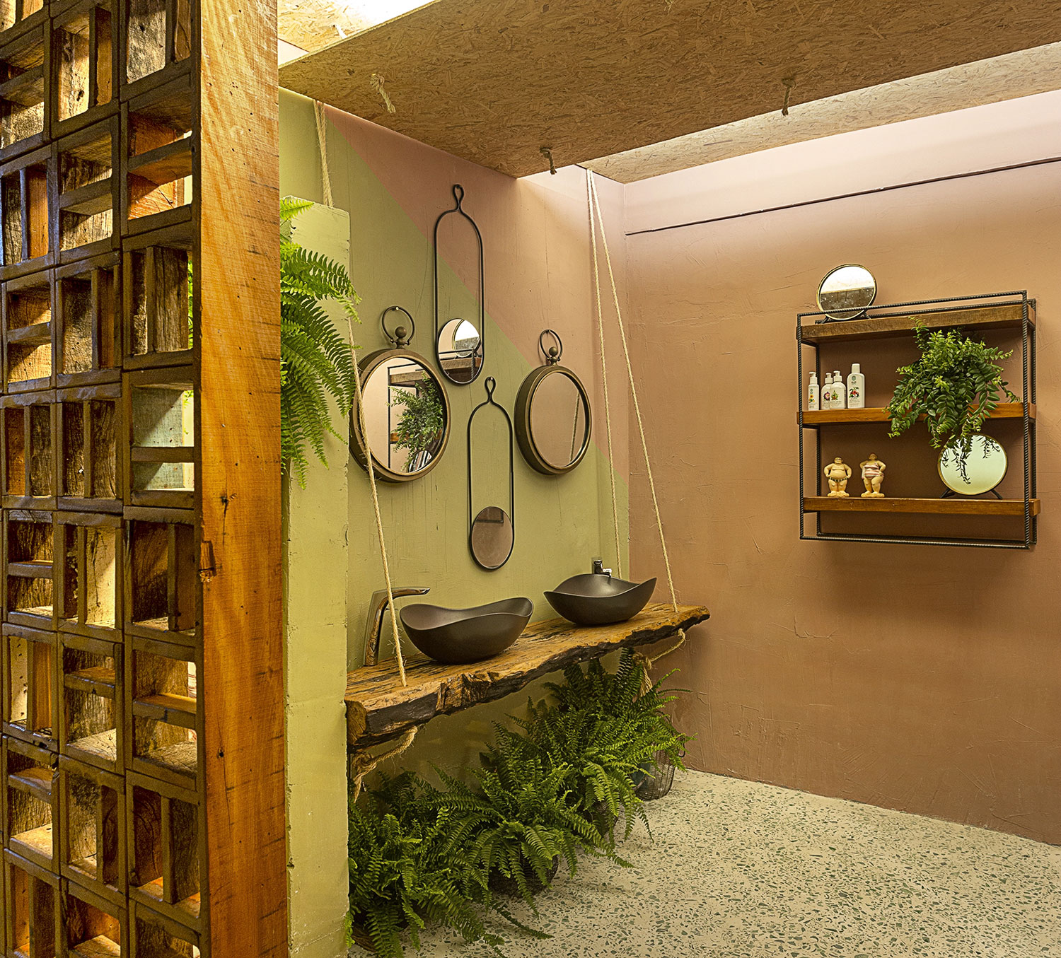 Jungle Coffee - Tece Art - Jos&eacute; Carlos Gabrielli dos Santos Mori e Mayara Stecca. Design contempor&acirc;neo clean e o r&uacute;stico industrial se misturam na cafeteria, que prop&otilde;e uma imers&atilde;o no momento de apreciar um bom caf&eacute;, cheio de aconchego e estilo. Tons de verde trazem um estilo selvagem ao espa&ccedil;o. Ilumina&ccedil;&atilde;o e ventila&ccedil;&atilde;o natural s&atilde;o a aposta da dupla.
