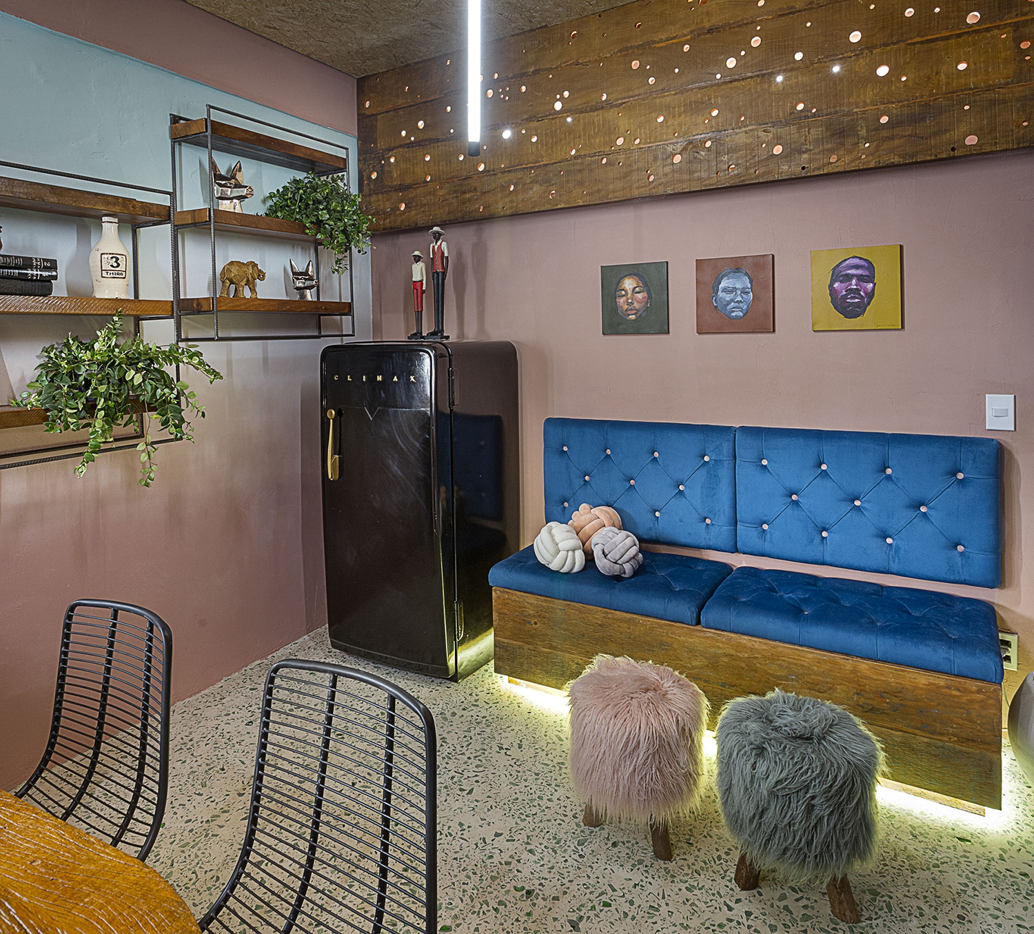 Espa&ccedil;o Gourmet - Tece Art - Jos&eacute; Carlos Gabrielli dos Santos Mori e Mayara Stecca. O conceito de mindfulness &eacute; captado sutilmente no ambiente, que promove reconex&atilde;o com o essencial. Elementos naturais s&atilde;o utilizados no projeto para valorizar a natureza. Uma Urban Jungle ainda &eacute; constru&iacute;da, atrav&eacute;s de uma &aacute;rvore plantada em vaso, em meio a uma mesa.