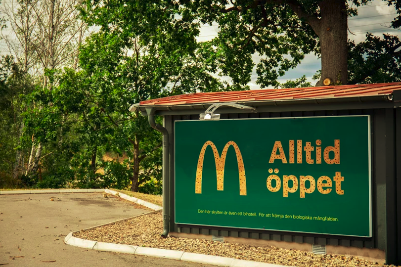 2-mcdonalds-transforma-seus-outdoors-em-hoteis-para-abelhas