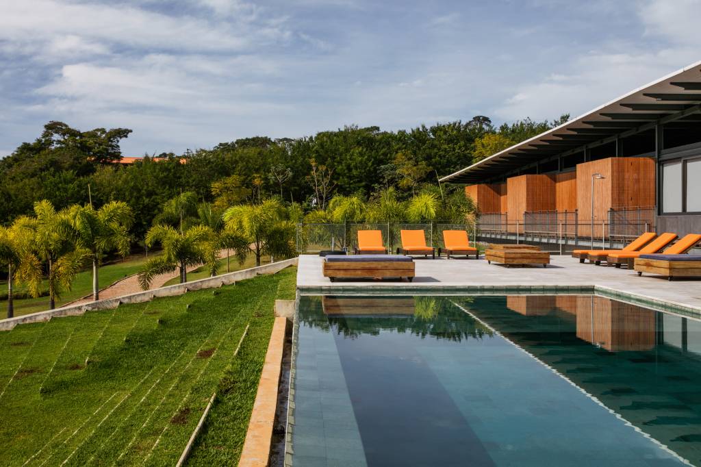 2-residencia-em-sao-paulo-e-completamente-envolta-pela-natureza 2-residencia-em-sao-paulo-e-completamente-envolta-pela-natureza