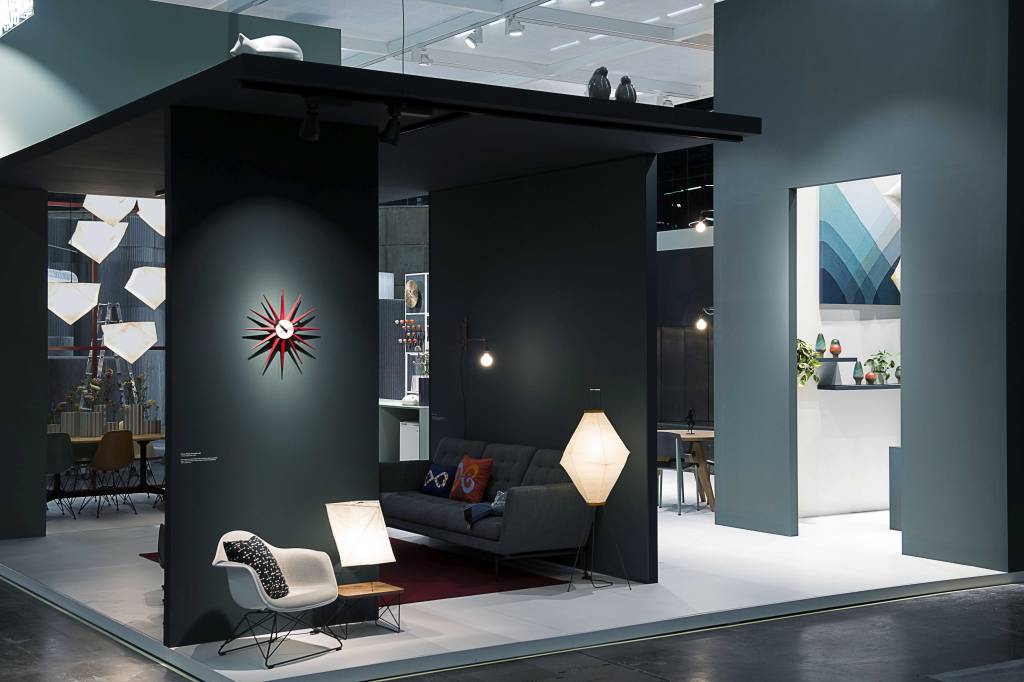 Vitra. A cole&ccedil;&atilde;o apresentada pela Vitra re&uacute;ne objetos cl&aacute;ssicos e contempor&acirc;neos. Nomes como Jean Prouv&eacute;, Alexander Girard, George Nelson, Isamu Noguchi e Raw-Edges e Front assinam os objetos. Acess&oacute;rios, pe&ccedil;as de design e tecidos est&atilde;o expostos no estande.