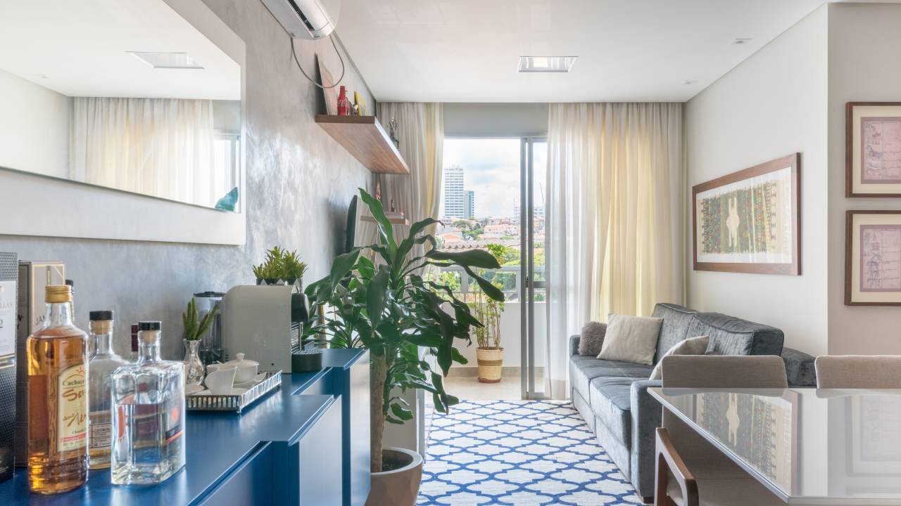 Sala de estar com parede espelhada