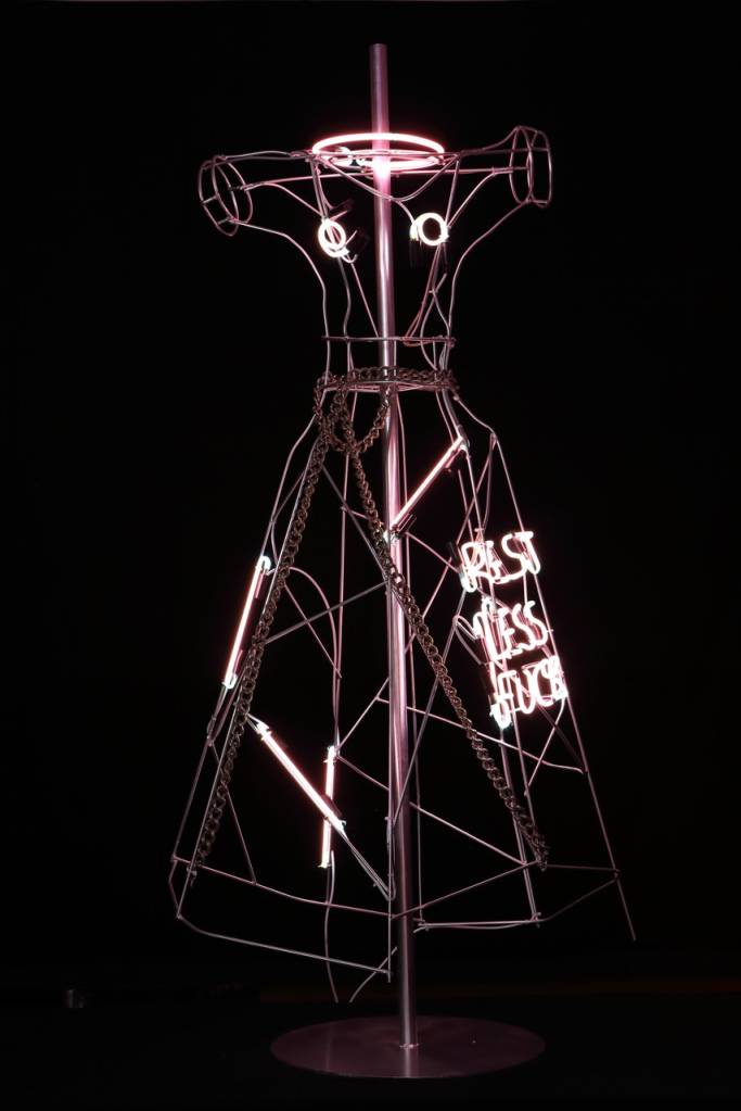 3-esculturas-em-neon-homenageiam-estilistas-na-semana-da-moda-de-milao 3-esculturas-em-neon-homenageiam-estilistas-na-semana-da-moda-de-milao