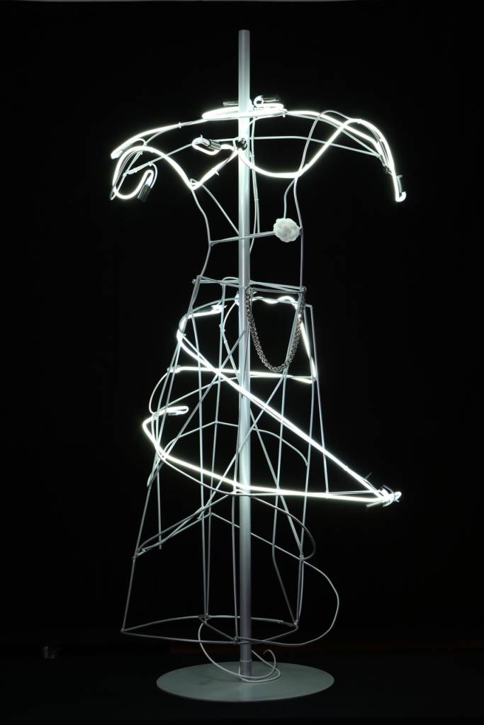 4-esculturas-em-neon-homenageiam-estilistas-na-semana-da-moda-de-milao 4-esculturas-em-neon-homenageiam-estilistas-na-semana-da-moda-de-milao