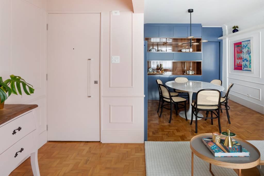 4-sala-e-reformada-e-ganha-estilo-parisiense-romantico 4-sala-e-reformada-e-ganha-estilo-parisiense-romantico