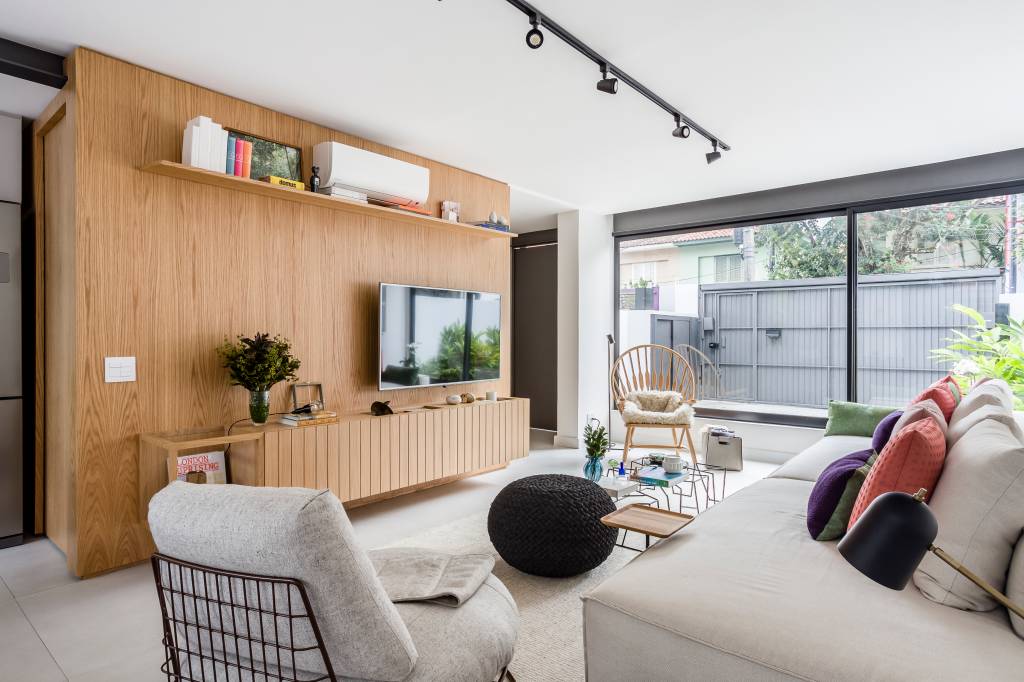 O d&eacute;cor abra&ccedil;ou um esquema de cores claras, para que a luz natural seja refletida e crie um ambiente mais brilhante em todas as &aacute;reas da casa.