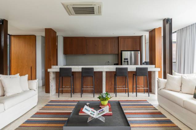 Um longo painel na área gourmet harmonizou com outros detalhes em madeira presentes no mobiliário e na marcenaria. Um longo painel na área gourmet harmonizou com outros detalhes em madeira presentes no mobiliário e na marcenaria.