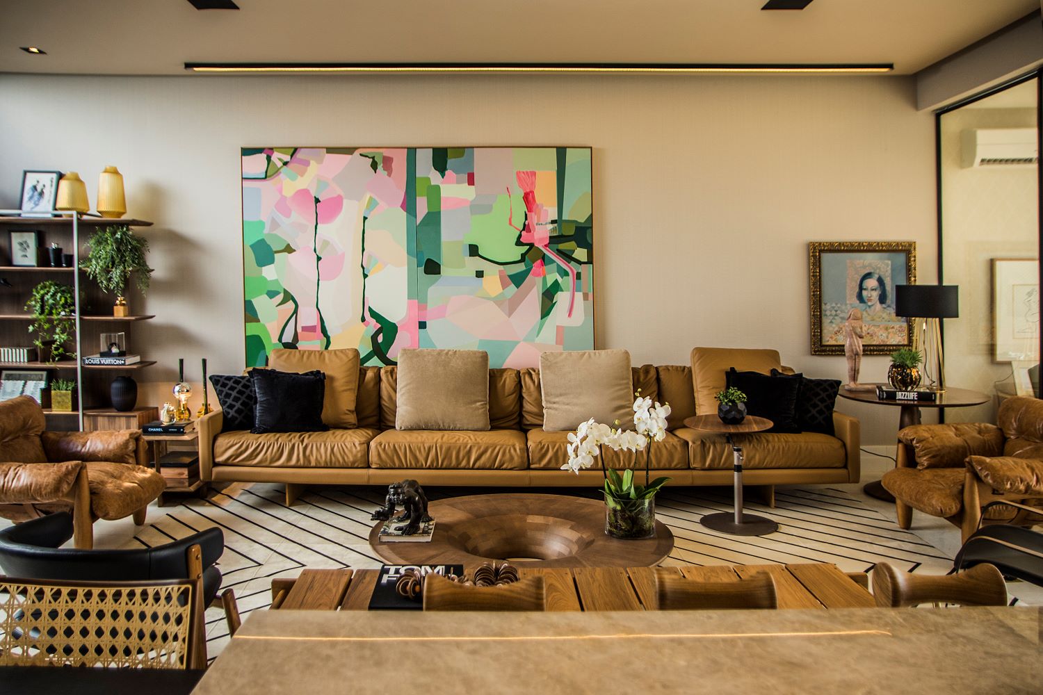 Loft Palm Beach - Ad&eacute;lia Estevez. O conceito de profundidade foi aplicado no projeto, tendo em vista que o mar carrega profundidade em todos os sentidos. Para garantir o efeito, poucas divis&oacute;rias foram utilizadas para demarcar espa&ccedil;os. O visitante que entrar no ambiente ter&aacute; a sensa&ccedil;&atilde;o de que ele n&atilde;o tem fim, e se une ao c&eacute;u ou mar, de dia ou de noite.